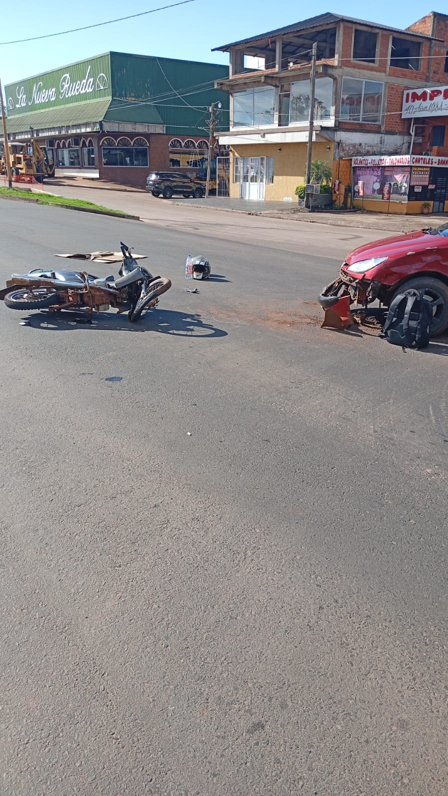 Dos personas resultaron heridas tras un choque entre moto y auto en Posadas - Imagen 3